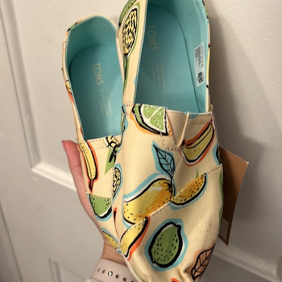 TOMS - Picture 2 of 4